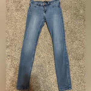 light wash, low rise, size 5, hollister skinny jeans.